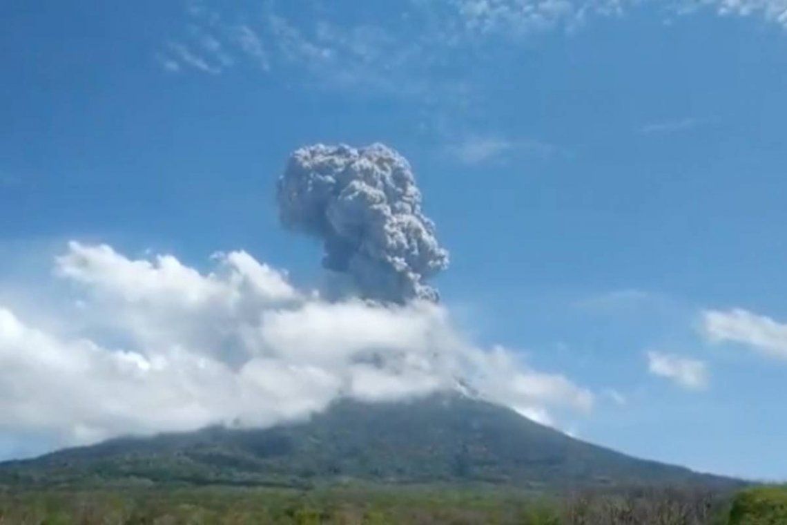 Indonesia: El volcán emitió una columna de humo y ceniza gris oscura y espesa de 4 mil metros de altura