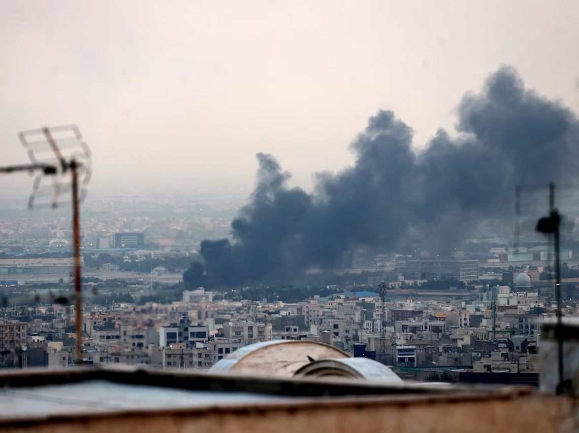 El ataque con misiles sobre Tel Aviv dejó una víctima fatal y varios heridos, elevando la tensión entre Israel e Irán. El ataque con misiles sobre Tel Aviv dejó una víctima fatal y varios heridos, elevando la tensión entre Israel e Irán.