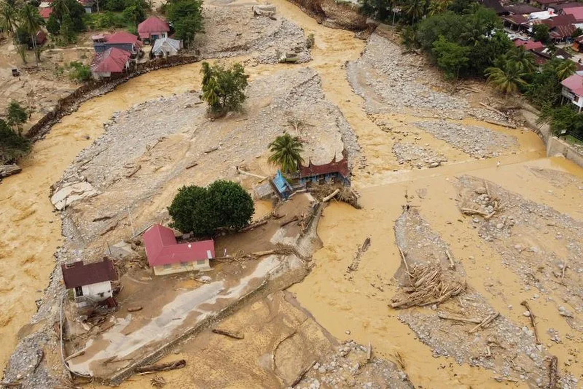 Calles enteras quedaron bajo el agua luego de las lluvias torrenciales. Calles enteras quedaron bajo el agua luego de las lluvias torrenciales.