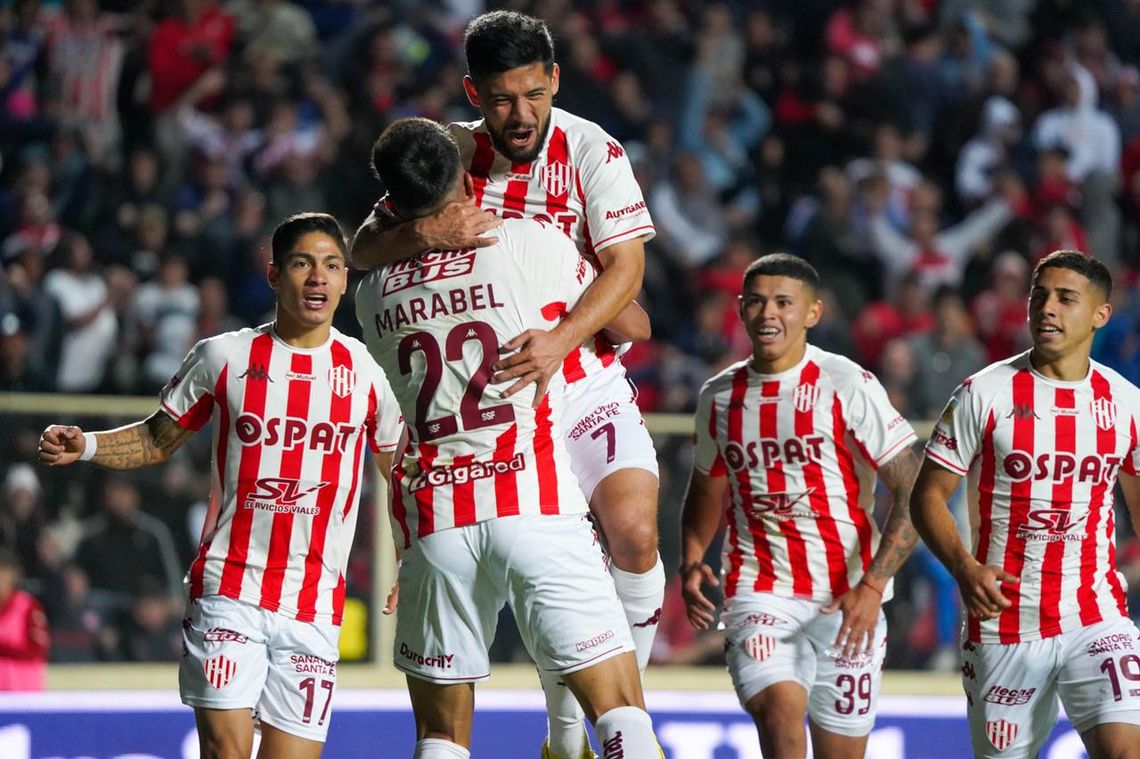 Mauro Luna Diale festeja el gol de la victoria de Unión junto a Junior Marabel