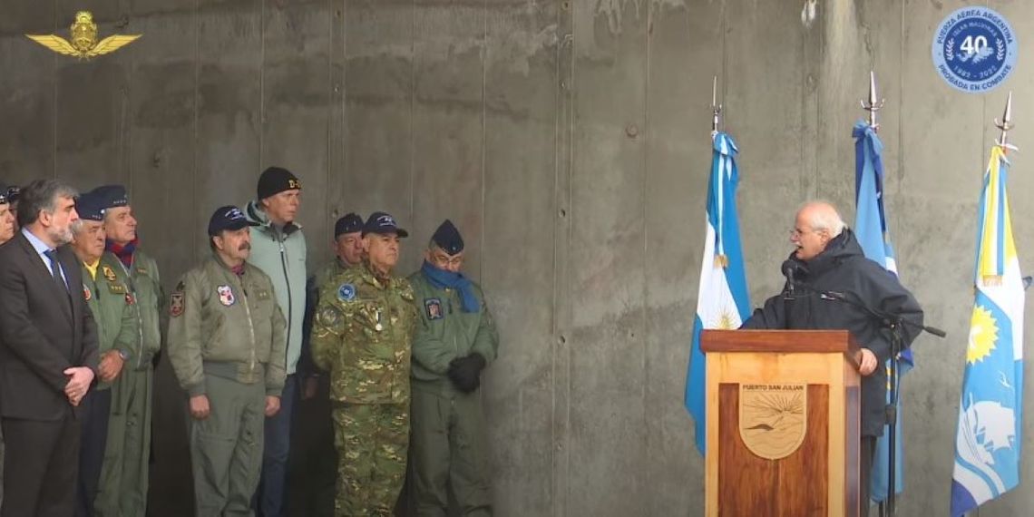 El ministro de Defensa encabezó el acto en el Puerto San Julián de Santa Cruz.