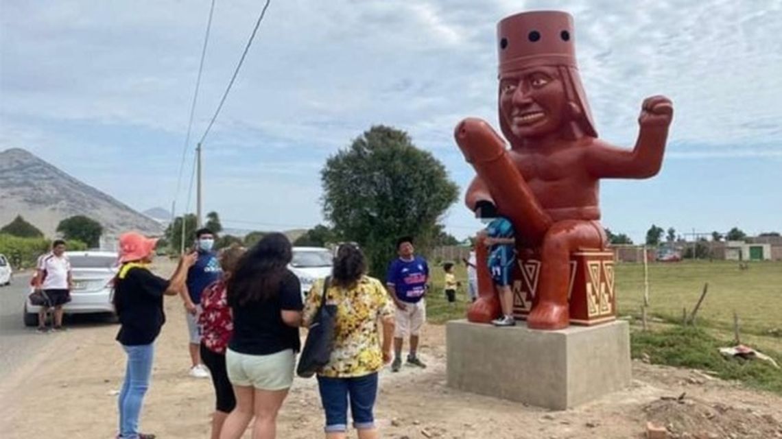 Perú: atacan una estatua con un pene enorme. 