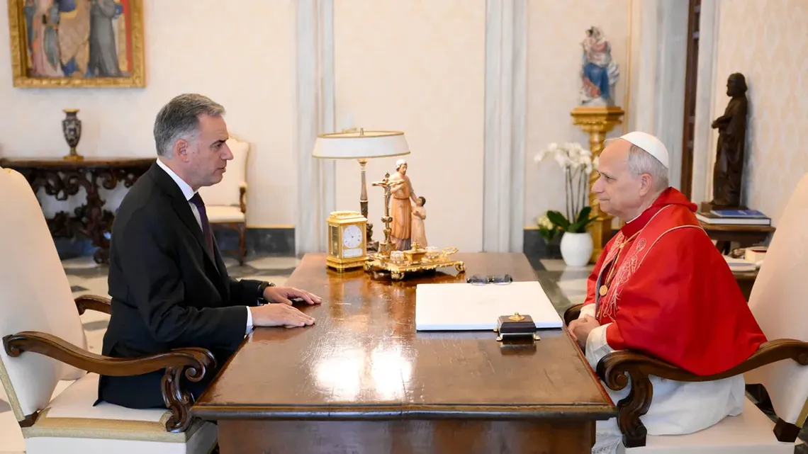 Yamandú Orsi y el Papa León XIV, durante la reunión mantenida en el Vaticano.