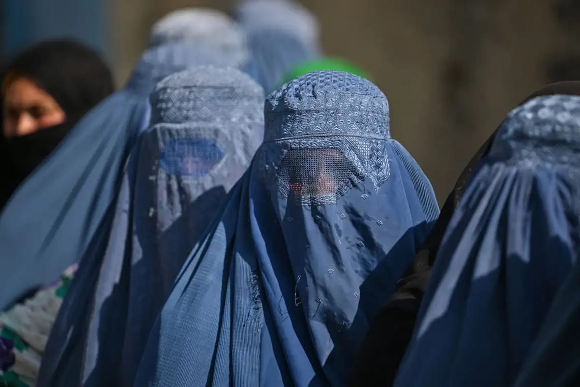 Afganistán: talibanes prohíben que las mujeres viajen más de 72 kilómetros