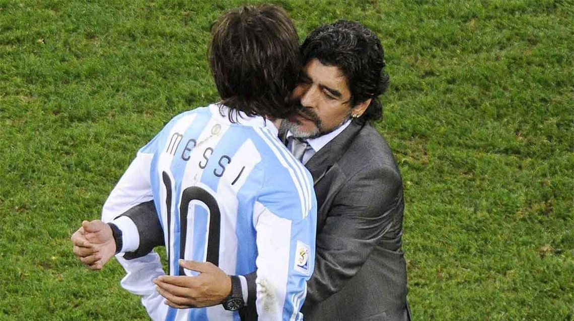 Maradona y Messi abrazados en la Selección.