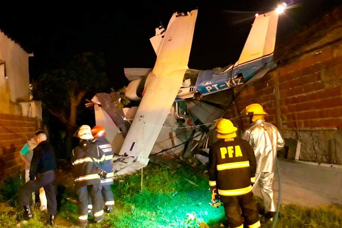 San Fernando: una avioneta cayó sobre el techo de una casa