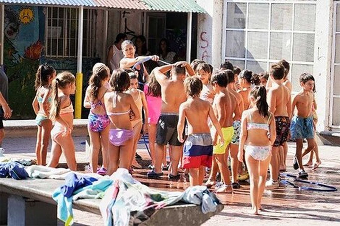 Rosario: manguerearon a los chicos por la ola de calor. 
