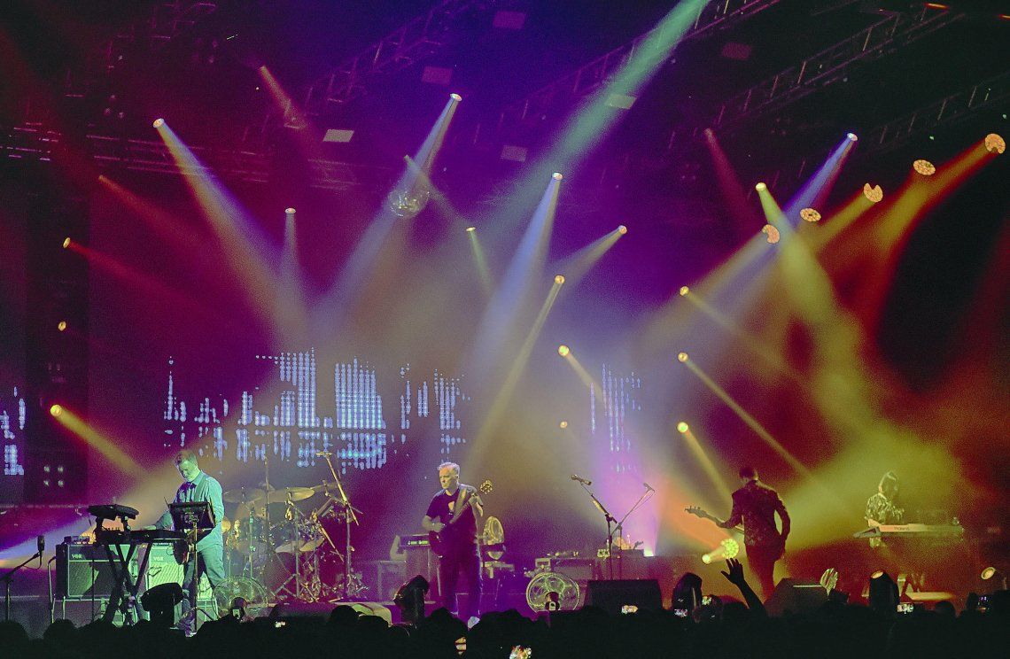 New Order hizo bailar a Obras con su ceremonia perfecta de pop, rock y electrónica