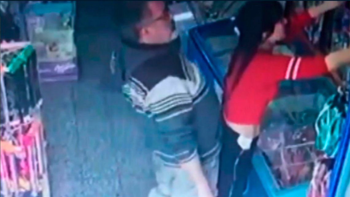 VIDEO | Abusó de una kiosquera: lo agredieron, lo detuvieron y él se defendió de manera nefasta