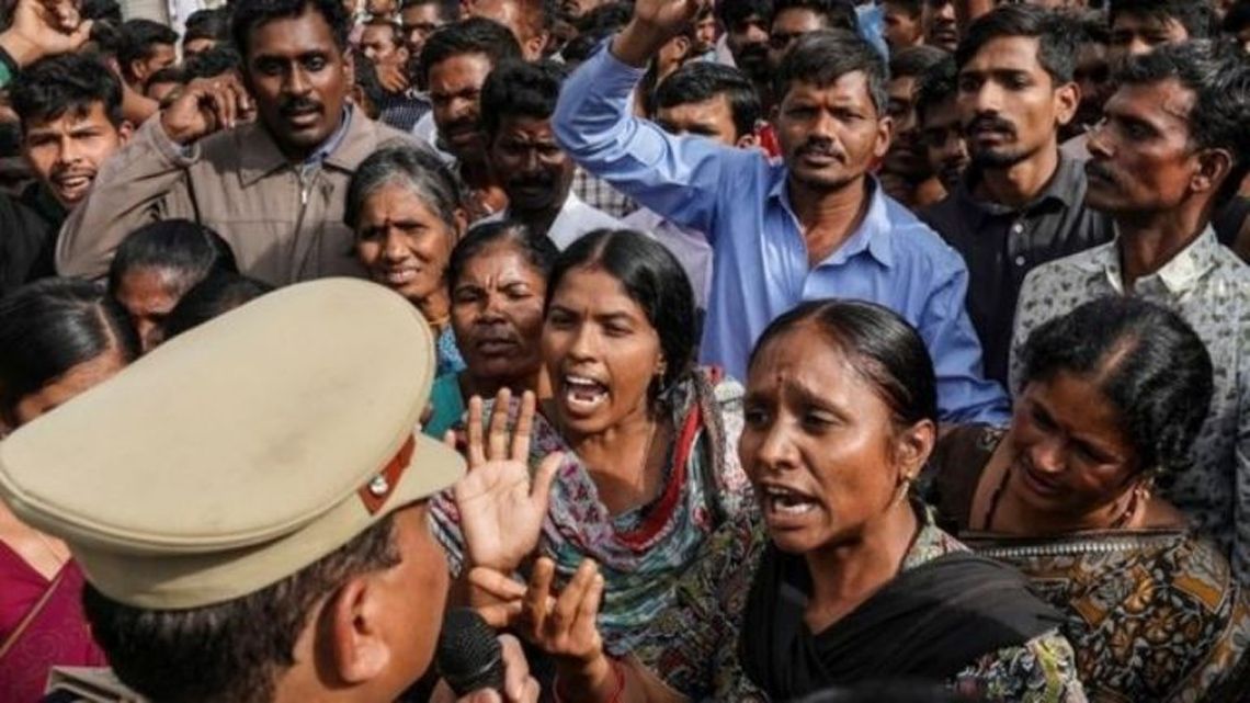 Decenas de personas se manifestaron en contra de los reiterados abusos que sufren las mujeres en la India. 