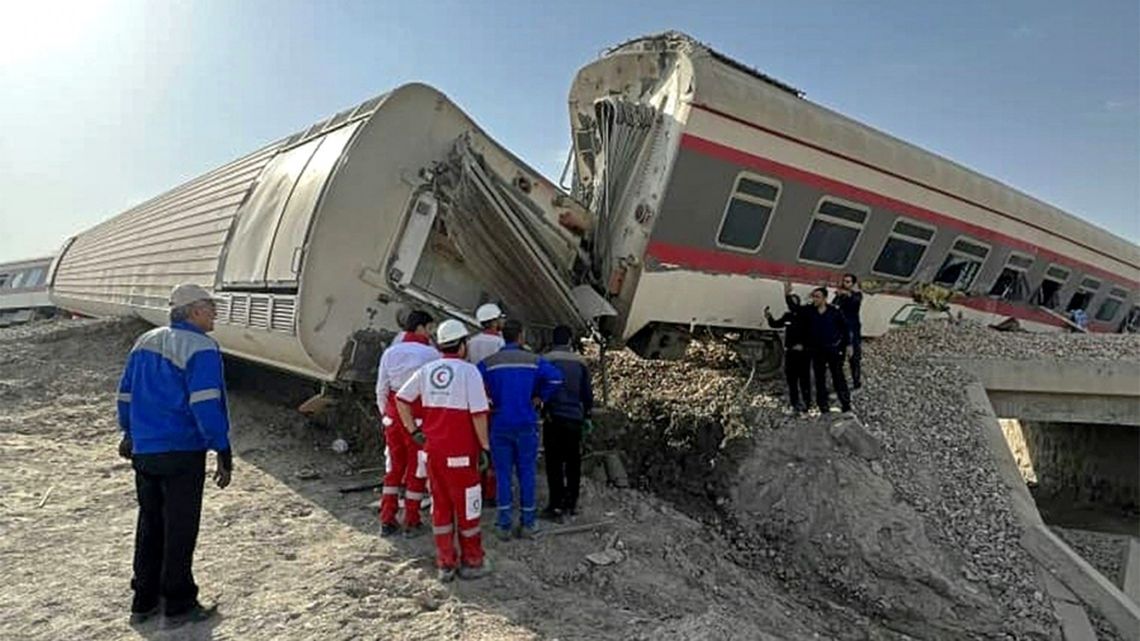 El tren descarriló tras chocar contra una excavadora.