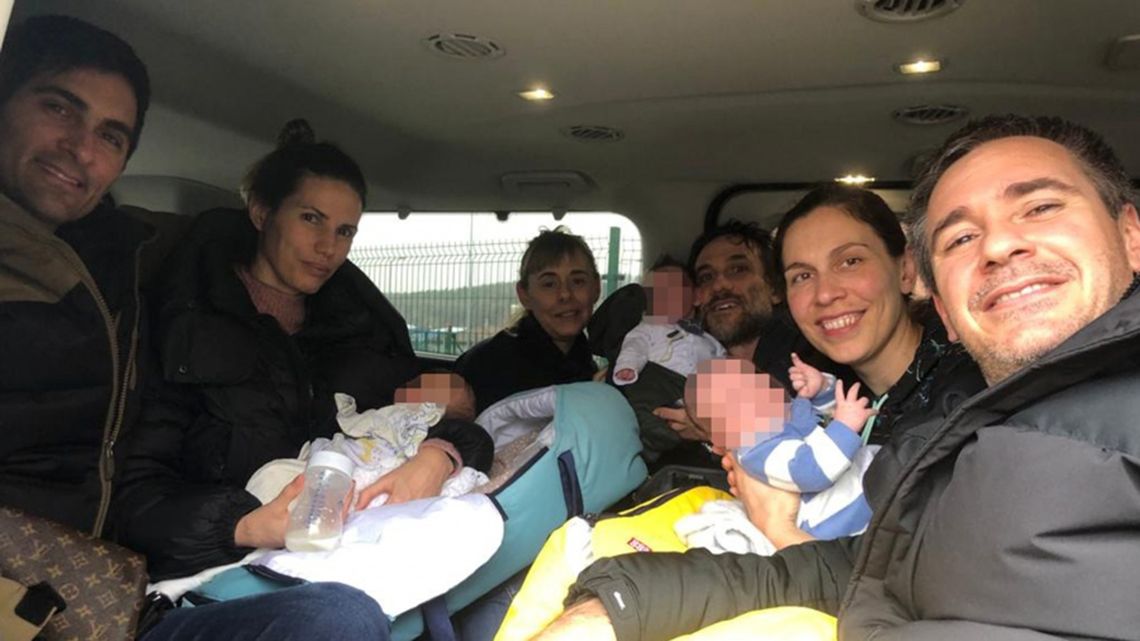 Las cinco familias argentinas y sus hijos recién nacidos ingresaron hoy a territorio polaco para retornar a nuestro país.