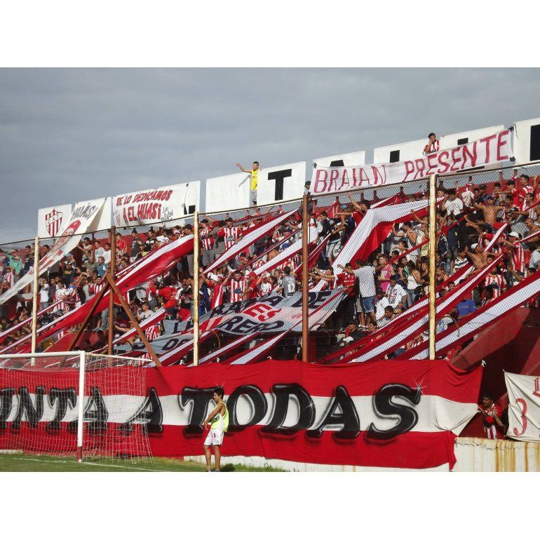 Barra Brava Fotos- Sudamerica - Trapos de la gente de Talleres de Remedios  de escalada argentina, ayer vs cañuelas FC por la primera B metropolitana  AFA