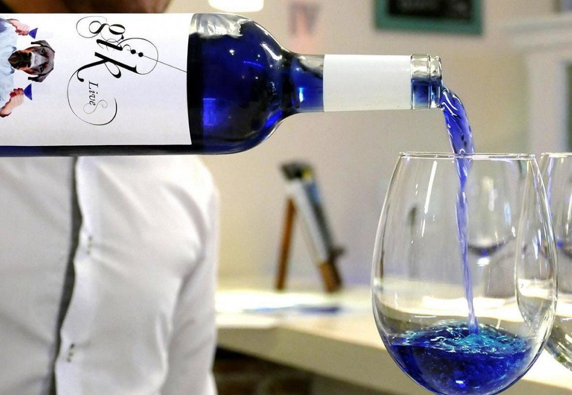 Al vino innovador se lo conoce por su color ¡azul!