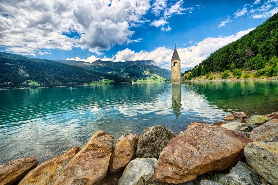 El campanario en medio del Lago di Resia, Curon, Italia