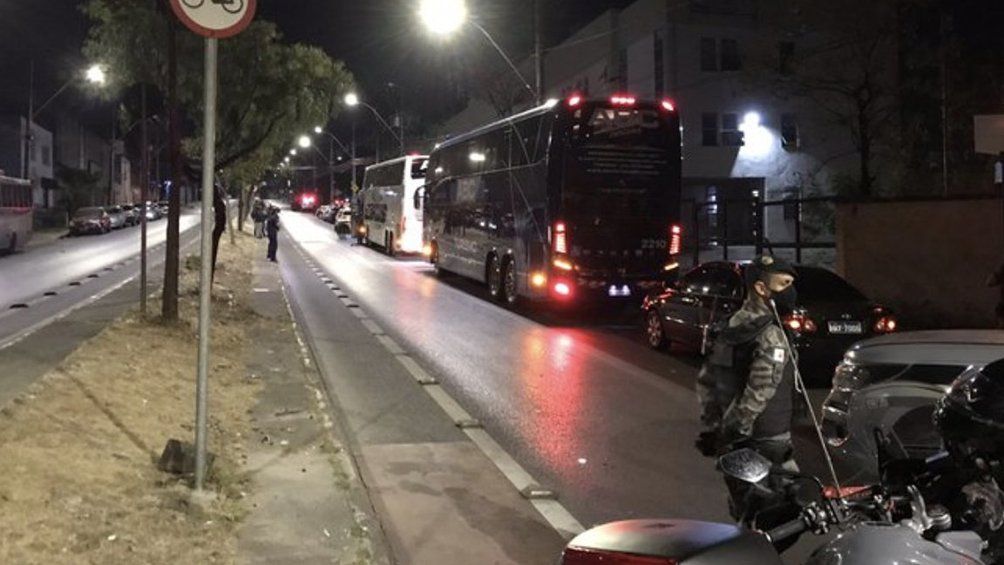 La delegación de Boca pasó la noche en los buses, en la puerta de la comisaría.