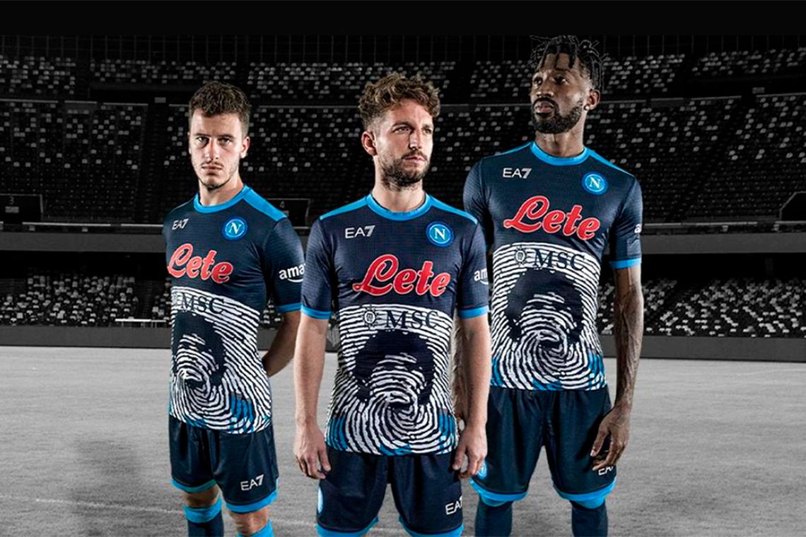 El diseño de la camiseta conmemorativa que el Napoli le dedicó a Maradona
