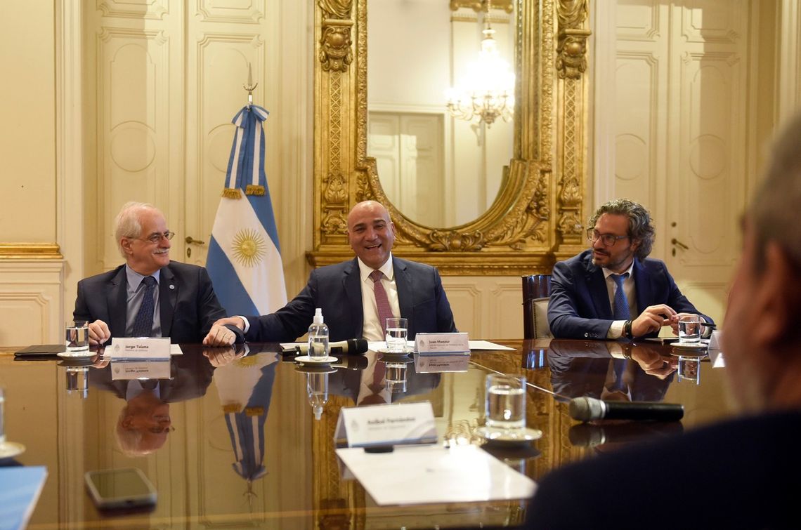 Juan Manzur durante la reunión de Gabinete.