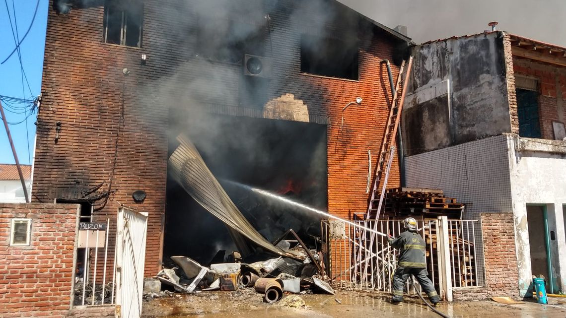 Lomas de Zamora: un incendio destruyó un enorme depósito