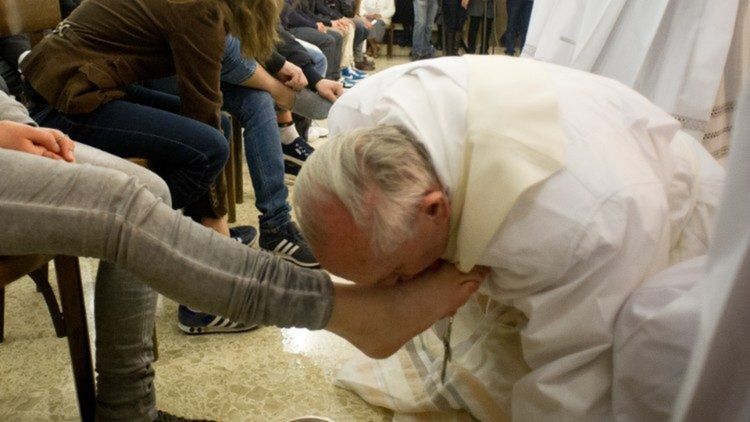Roma - El Papa Fransico lava los pies de reclusas de la cárcel de  Rebibbia