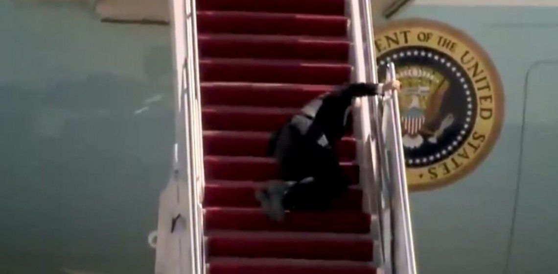 Biden cayó hoy mientras subía las escaleras del avión que viajaba a  la ciudad sureña de Estados Unidos
