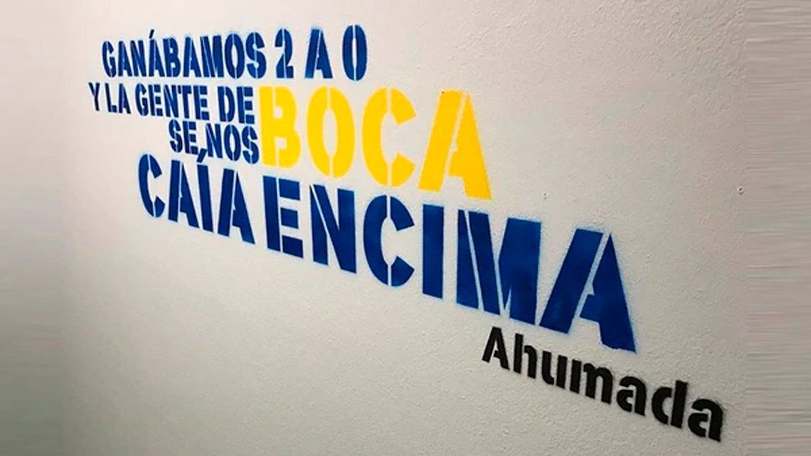 Boca pintó el pasillo del vestuario visitante con frases de ex jugadores de River: de Ahumada a Crespo
