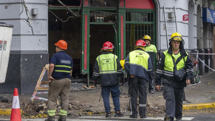 El frente del local quedó destrozado por el choque entre el patrullero y el colectivo.