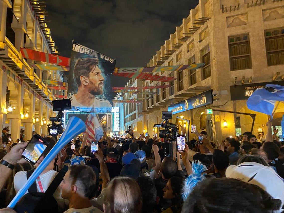 Los argentinos armaron un nuevo banderazo en el corazón de Souq Waqif.