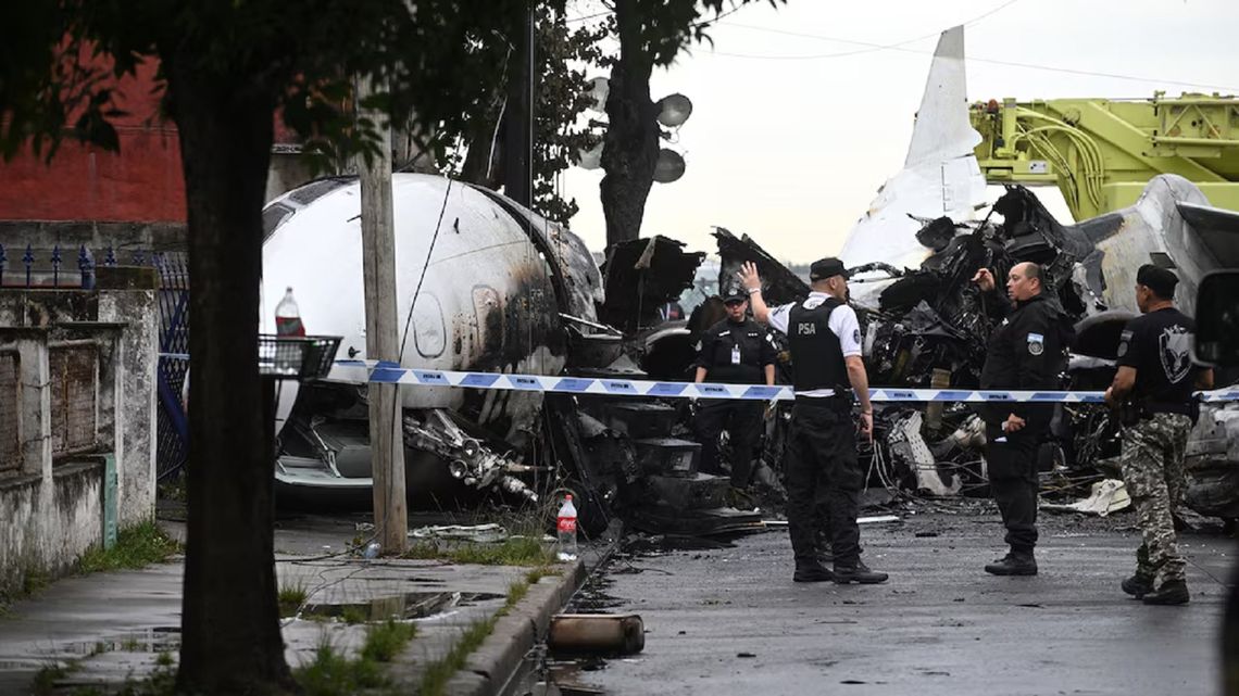 La zona donde terminó el avión que se estrelló en San Fernando quedó bajo custodia de la Policía.