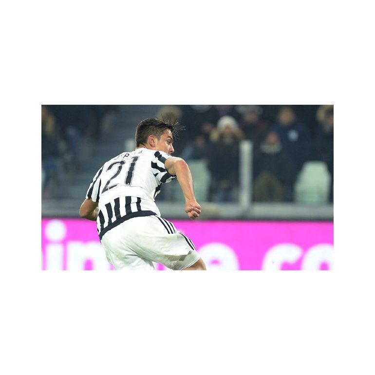 Un gol de Dybala metió en la lucha por el título a Juventus