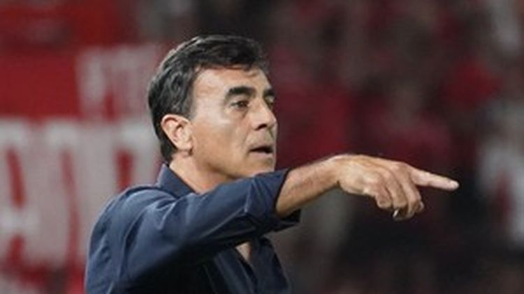 El entrenador sabe que tienen la presión de competir en el campeonato.