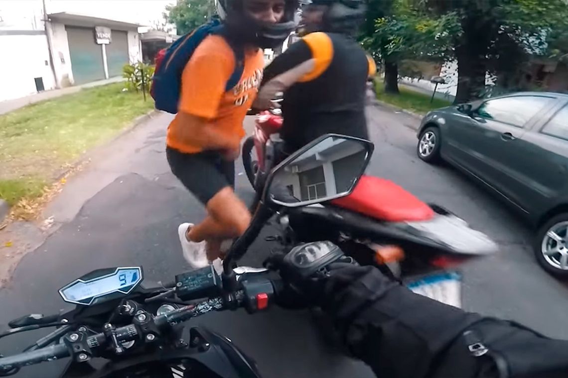 Le quisieron robar la moto y todo quedó grabado en su GoPro