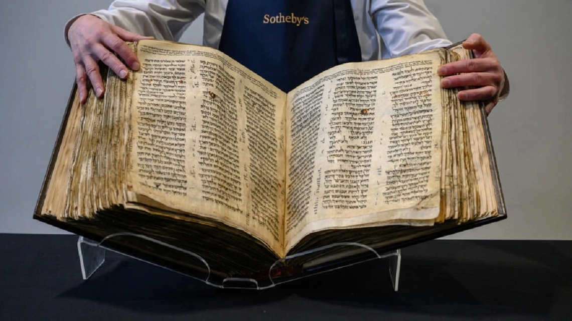 Una Biblia hebrea de más de mil años fue subastada en 38