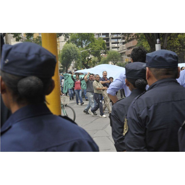 Policías de Salta dicen que se mueren de hambre