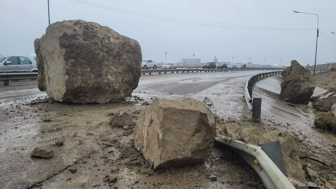 Temporal en Chubut: desprendimiento de rocas cortó el acceso a Comodoro Rivadavia