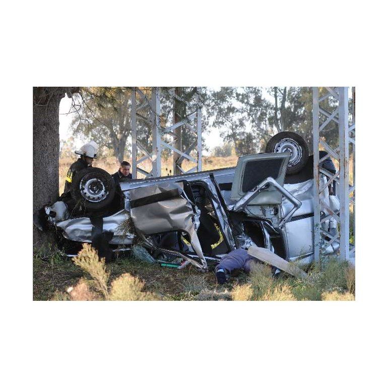 Cuatro muertos en Ruta 2 dos tras chocar camioneta con cartel publicitario