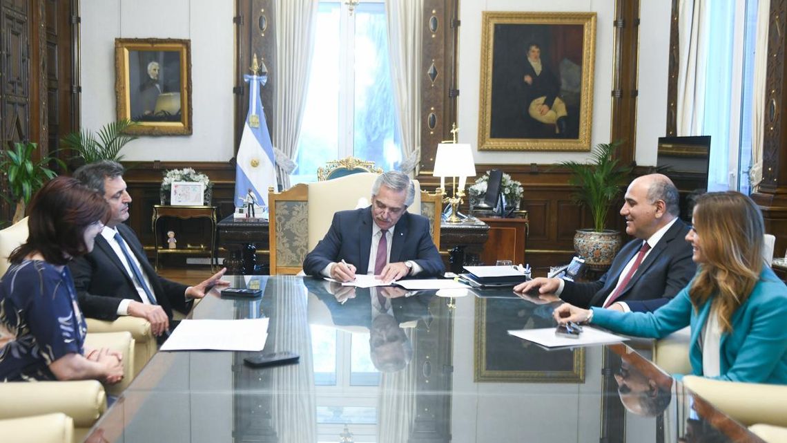 El presidente Alberto Fernández junto a sus ministros.
