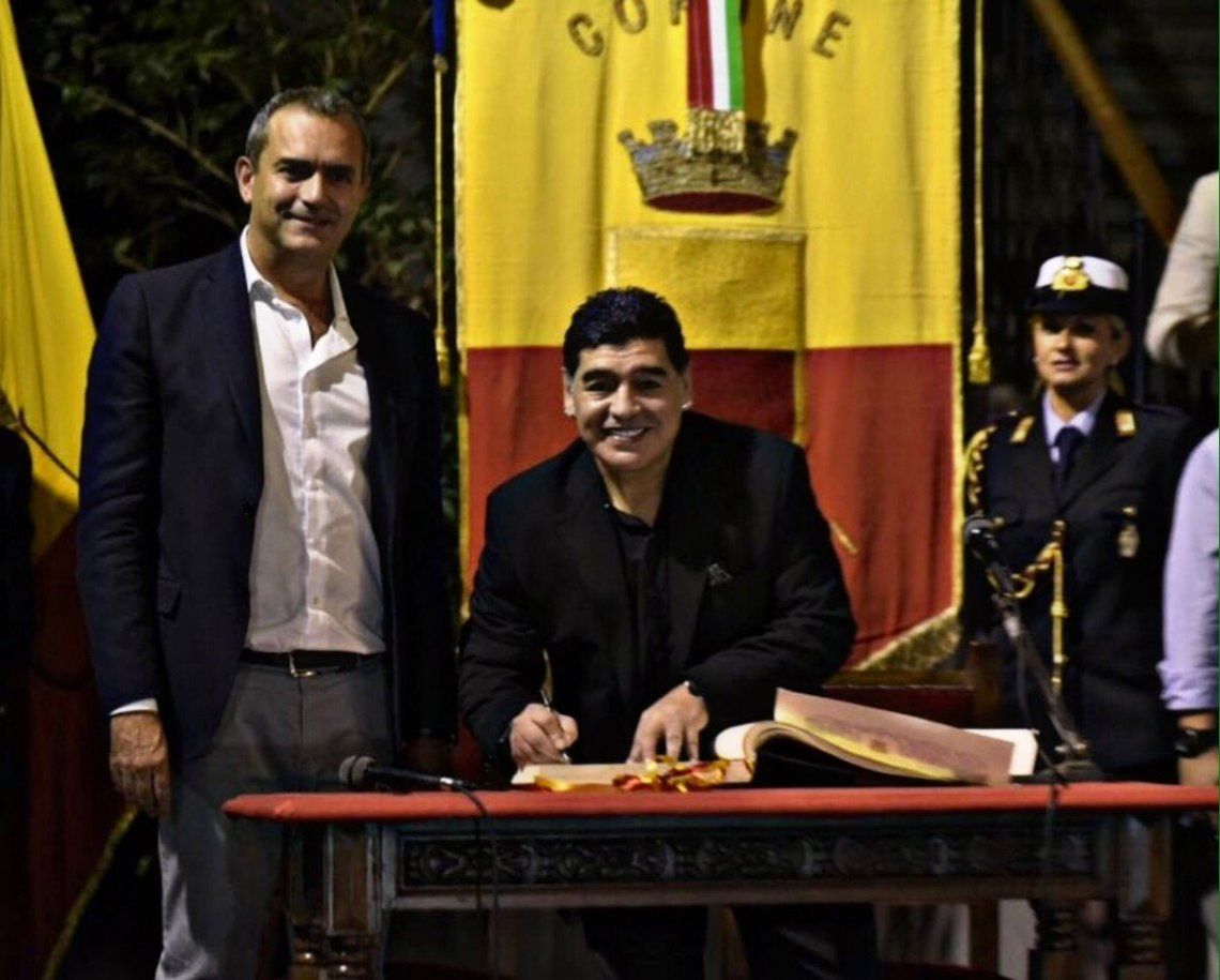 Nápoles a sus pies: Diego Maradona, ciudadano honorario