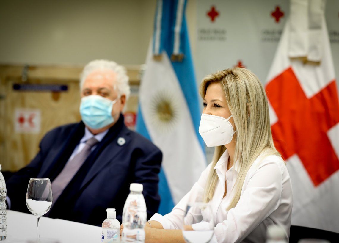 Fabiola Yáñez y Ginés participaron de la primera entrega de insumos a hospitales junto a Cruz Roja Argentina