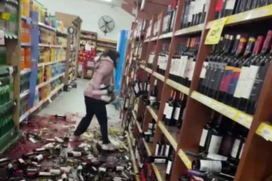 La echan de un supermercado y destroza la góndola de vinos