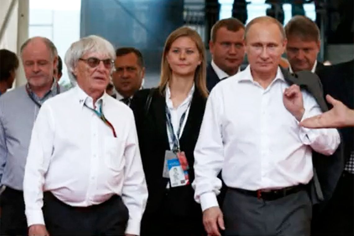 Bernie Ecclestone se mostró varias veces cercano a Vladímir Putin cuando la Fórmula 1 visitó Rusia. Archivo.