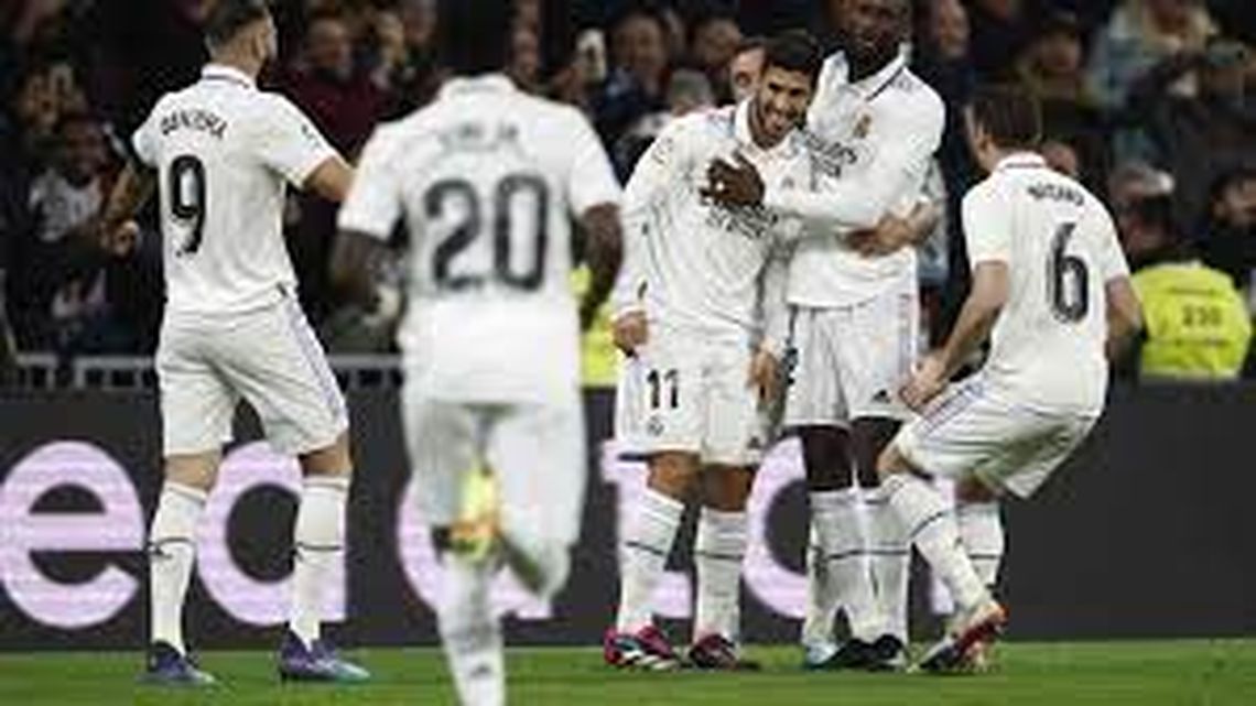 Real Madrid derrotó a Valencia y quedó a cinco puntos del Barsa.