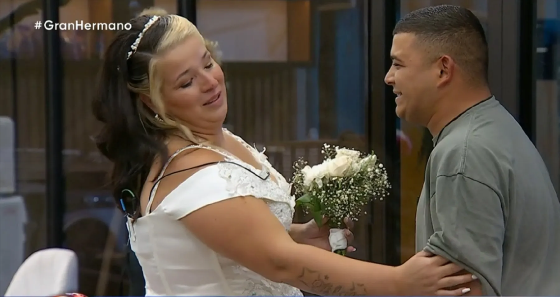 Momento en el que Luciana, la pareja de Brian, entró a la casa durante un 