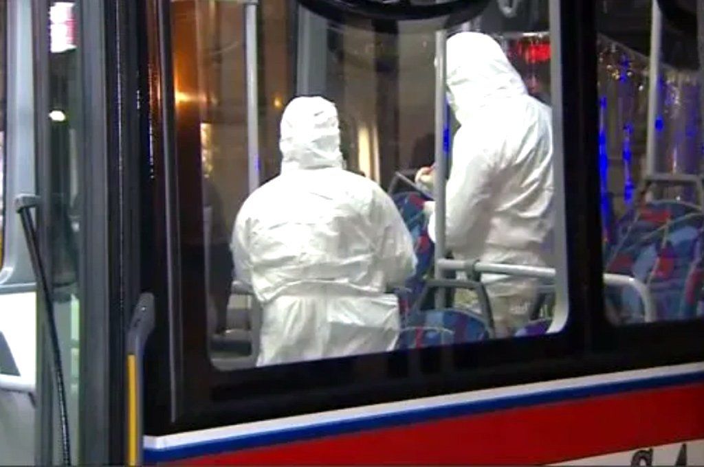 Peritos forenses de la Policía de la Ciudad trabajaron en el interior del colectivo de la Línea 152. Captura de TV.