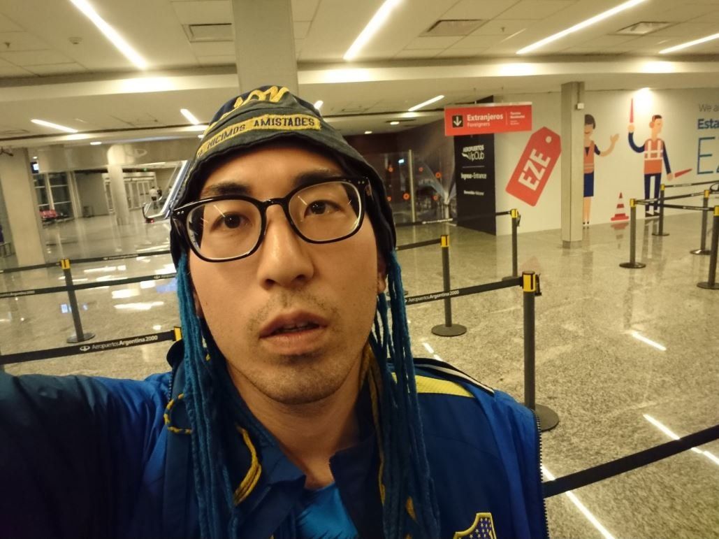 ¡Mucha mala suerte! Un fanático de Boca vino desde Japón a Buenos Aires sólo por 24 horas para ver el partido contra River, se lo perdió por la lluvia y se vuelve a la noche
