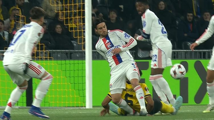 Nicolás Tagliafico sufrió un golpe en el primer tiempo y no salió a jugar el complemento.