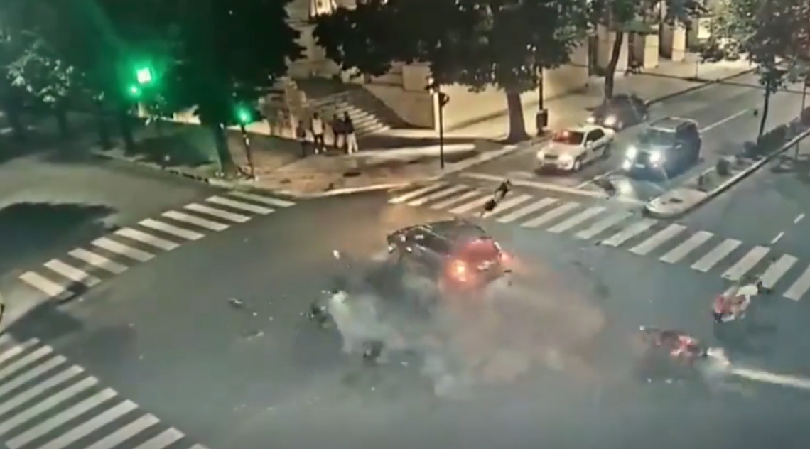 Dos motos chocaron contra un auto en La Plata y uno de los motociclistas murió en el acto.
