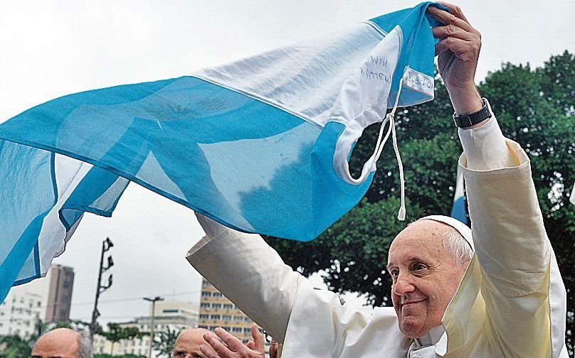 dEl Papa con la bandera argentina: ¿lo veremos en el país el año próximo?