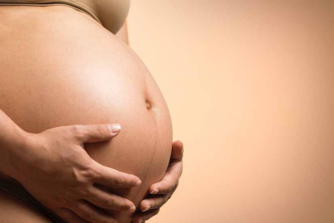 Una mujer venezolana quedó embarazada luego de 3 años de novia con otra mujer.