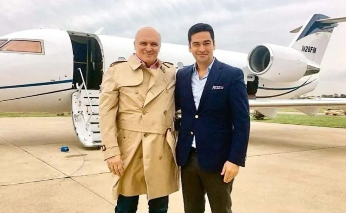 Espert junto a Nazareno Etchepare, su jefe de Campaña, en el avión de Fred Machado que usó muchas veces el libertario.